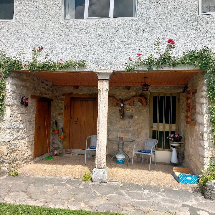 Turismo En Babia Bajo Los Nidos San Emiliano Exterior foto