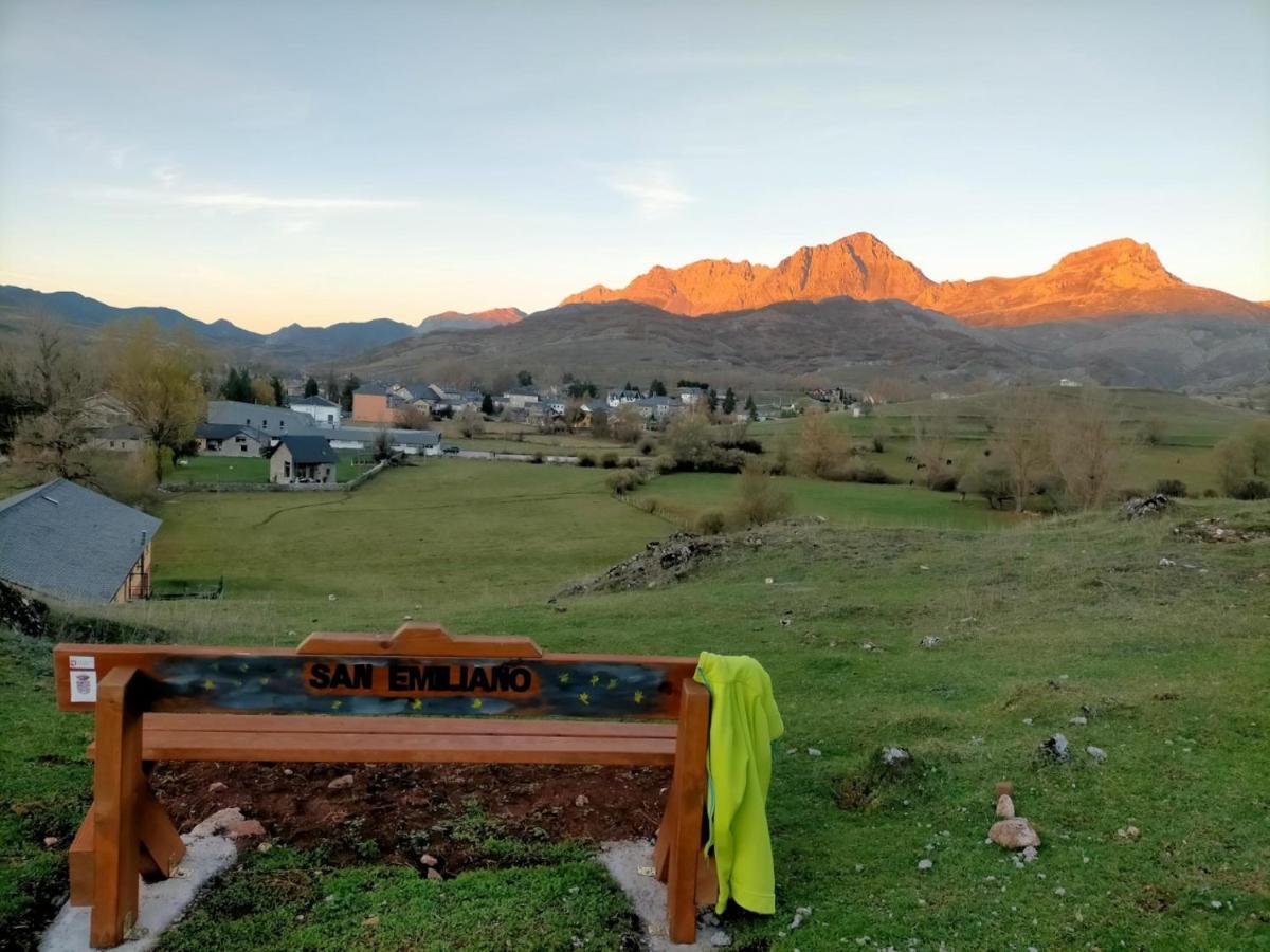 Turismo En Babia Bajo Los Nidos San Emiliano Exterior foto